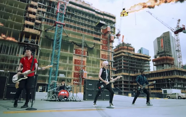 Sum 41 выпустили клип с ягодицами Кардашьян